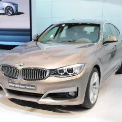 Elegancki, brązowy BMW 328i Gran Turismo (BMW F34) prezentowany na wystawie.