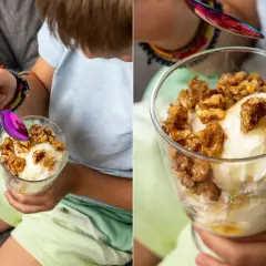 Ein Kind genießt ein Glas cremiges griechischer joghurt eis ohne eismaschine, garniert mit Honig und Nüssen.