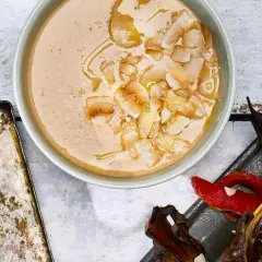 En krämig tahini-sås med kokosflingor, bredvid grillspett med kyckling och grönsaker samt ugnsbakad aubergine och paprika.