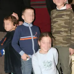 Zbigniew Zamachowski dzieci: czwórka dzieci w różnym wieku, jedno w bluzie moro, drugie w granatowym sweterku, trzecie w błękitnej bluzce, czwarte w ciemnej sukience.