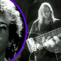 Młody muzyk z burzą blond włosów, jak zagubiony syn, gra na gitarze basowej.