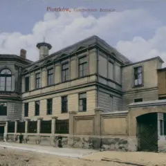 Piotrków, Gimnazjum żeńskie. Budynek z wieżyczką i ozdobnym portalem, przypomina czasy, kiedy zaczęło się gimnazjum w Polsce.