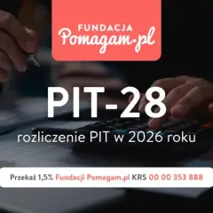 Jak rozliczyć PIT 28 przykład? Dłoń wpisuje dane na kalkulatorze, obok dokumenty i logo Fundacji Pomagam.pl.