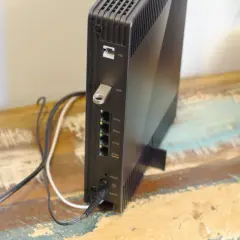 Czarny router funbox 6 z podłączonym pendrivem i kablami Ethernet.