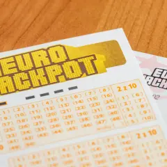 Kupony Eurojackpot na drewnianym blacie. Czy zwycięzcy eurojackpot dostają specjalne karty płatnicze bez limitów?
