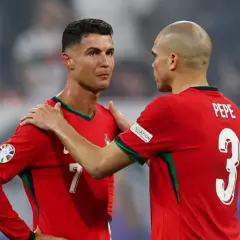 Cristiano Ronaldo i Pepe w czerwonych koszulkach Portugalii przed Euro.