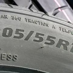 Opona z oznaczeniem TREADWEAR 360, co znaczy, że jest trwała. Widoczny rozmiar 205/55R16.