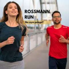 Uśmiechnięta kobieta i mężczyzna w okularach biegną na moście. Napis "ROSSMANN RUN" sugeruje wydarzenie sportowe.