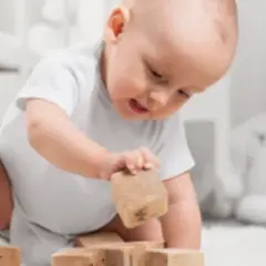 Do kiedy niemowlak? Kluczowe informacje o rozwoju dziecka