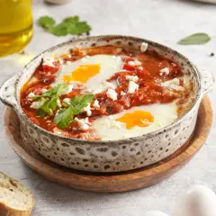 Dlaczego szakszuka z mozzarellą to śniadaniowy hit w 15 minut?