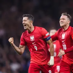 Piłkarze w czerwonych koszulkach świętują bramkę. Lewandowski z numerem 9 i jego kolega z numerem 10, duma klubu wybitnego reprezentanta.