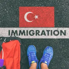Podróż do Turcji. Czy turcja jest w schengen? Torba i buty gotowe do drogi.