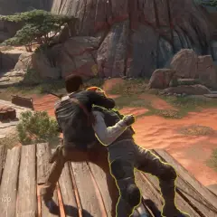 Nathan Drake walczy z przeciwnikiem na drewnianej platformie. Scena z jednej z najlepszych gier na PS4.