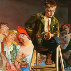 Chłopiec siedzi na drabinie, trzymając w ręku instrument. Wokół niego grupa ludzi w barwnych strojach, tworząc błędne koło obrazu.