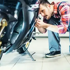 Mechanik sprawdza motocykl. Zastanawiasz się, ile kosztuje przegląd motocykla?