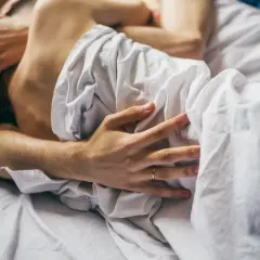 Intymne chwile, dłonie splatające się na pościeli, subtelny dotyk. Widoczny pierścionek na palcu sugeruje, że to może być sex z mężatką.