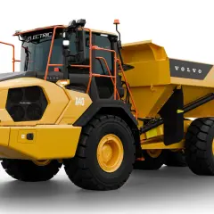 Żółte, elektryczne wozidło budowlane Volvo A40 z dużymi oponami, gotowe do pracy na placu budowy.