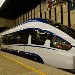 Nowoczesny pociąg PKP Intercity Pesa Dart na peronie, gotowy do podróży z Rzeszowa do Gdańska.