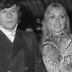 Roman Polański i jego żona Sharon Tate, uśmiechnięci, pozują do zdjęcia.