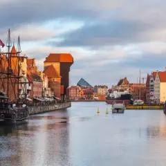 Widok na Motławę w Gdańsku. Stare Miasto z Żurawiem, statkami i kamienicami.