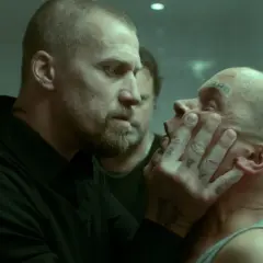 Johan Falk (Joel Kinnaman) pressar ansiktet på en man i "Johan Falk: Blodsdiamanter".