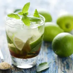 Orzeźwiające drinki z miętą: przepisy na idealne koktajle na lato