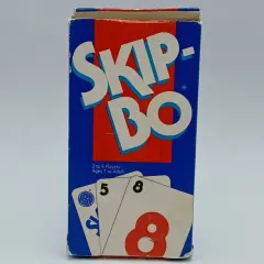 Pudełko gry karcianej Skip-Bo, z widocznymi kartami 5 i 8. Idealne do nauki zasad gry.