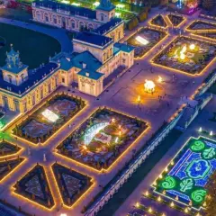 Nocny park świateł w Warszawie zachwyca iluminacjami pałacu i ogrodów.