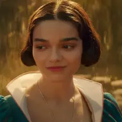 Młoda kobieta w stroju Królewny Śnieżki, z burzą ciemnych włosów i wspaniałym kołnierzem, wygląda na zamyśloną. To część obsady filmu "Królewna Śnieżka i Łowca".