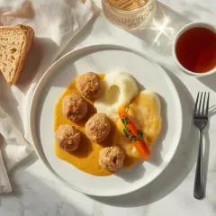 Pyszne klopsiki z puree i marchewką, idealne na dietę lekkostrawną. Do tego kromka chleba i herbata.