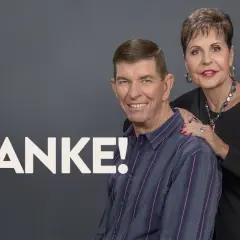 Joyce Meyer und ihr Mann Dave lächeln dankbar. Sie ist eine bekannte christliche Rednerin und Autorin.
