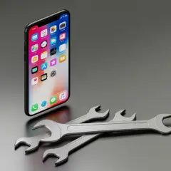 iPhone z ikonami aplikacji na ekranie i kluczami. Czy to jest to, co oznacza "ios co to"?