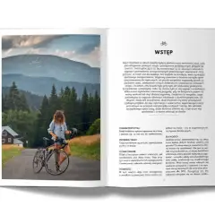 Kobieta z rowerem na tle gór i lasów. Idealna trasa rowerowa Hel czeka na odkrycie.