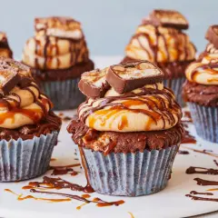 Schokoladen-Muffins mit Erdnussbutter-Frosting, Karamell und Snickers-Stücken. Diese Snickers Muffins sind ein Traum!