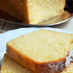 Puszysta babka śmietankowa, lekko oprószona cukrem pudrem, kusi swoim delikatnym smakiem. Idealna na każdą okazję.