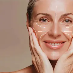 Volto di donna con linee bianche che indicano le rughe nasogeniene e altre zone del viso, mani che accarezzano le guance.