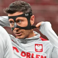 Robert Lewandowski zakłada maskę, która chroni jego twarz podczas gry. To odpowiedź na pytanie, dlaczego Lewandowski gra w masce.