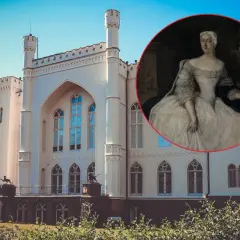 Zamek w Kórniku, znany z legendy o Białej Damie, prezentuje swoją neogotycką architekturę na tle błękitnego nieba.