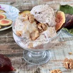 Coppa di gelato ai fichi con noci e fichi freschi, un dolce estivo delizioso.