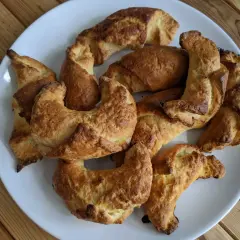 Croissanty bezglutenowe: przepis na idealne, warstwowe rogaliki