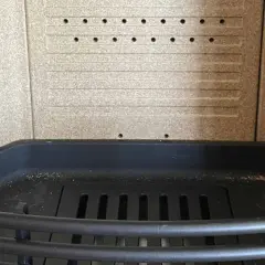 Intérieur d'un poêle, prêt à remplacer la vermiculite par fonte. Grille en fonte et parois texturées.