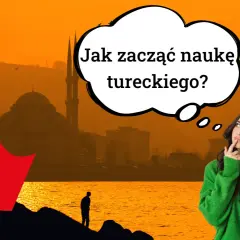 Młoda kobieta zastanawia się, jak zacząć naukę języka tureckiego, patrząc na krajobraz z turecką flagą i meczetem.