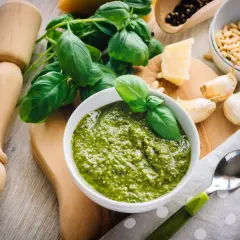 Un profumato pesto alla genovese, con basilico fresco, pinoli, aglio, parmigiano e pepe. Ingredienti pronti per un sapore autentico.