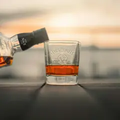 Czy Jack Daniels to whisky? Odkryj, co naprawdę oznacza ta marka