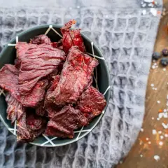 Schmackhaftes Beef Jerky, perfekt zum **beef jerky selber machen**. Dunkelrot, würzig und bereit zum Genießen.