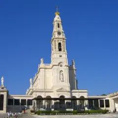 Fatima: Gdzie leży? Odkryj historię i zaplanuj pielgrzymkę!
