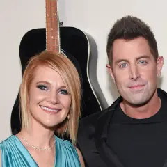 Jeremy Camp und seine Ehepartnerin Adrienne, lächelnd vor Gitarren.