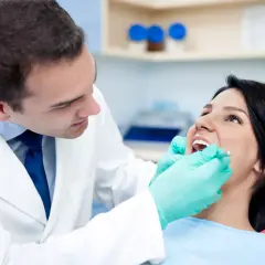 Dentysta to lekarz? Poznaj prawdę o jego statusie!