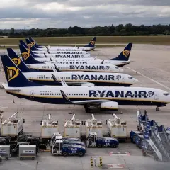 Samoloty Ryanair stojące w rzędzie na płycie lotniska. Taki widok może sugerować **overbooking** lub po prostu postój floty.