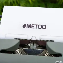 Machine à écrire ancienne avec une feuille affichant "#METOO", symbole d'un exemple de plainte pour harcèlement psychologique.